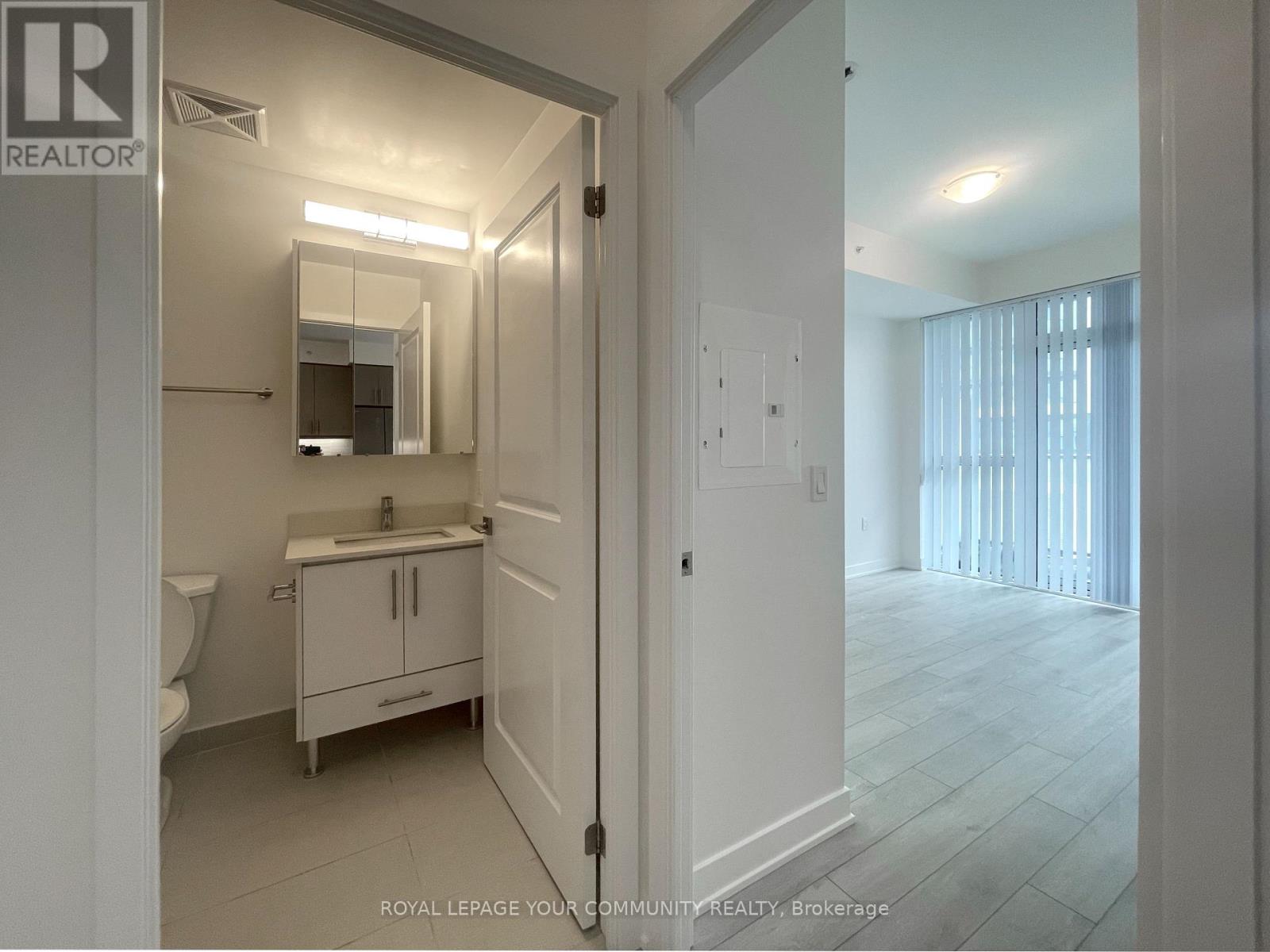 Photo 5 of 1212 75 Oneida Crescent, Richmond Hill ON