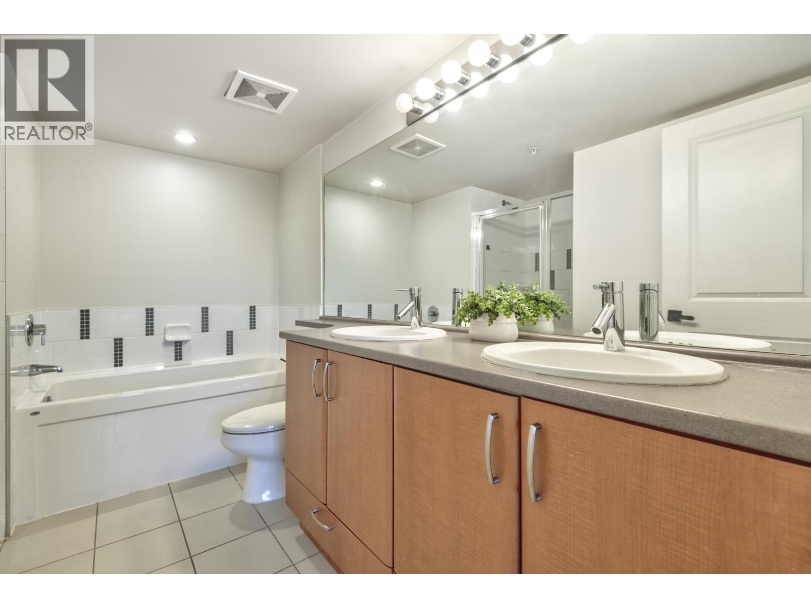 Photo 15 of 305 4728 Dawson Street, Burnaby BC