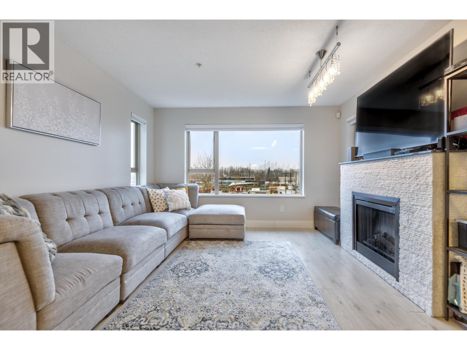 Photo 10 of 305 4728 Dawson Street, Burnaby BC