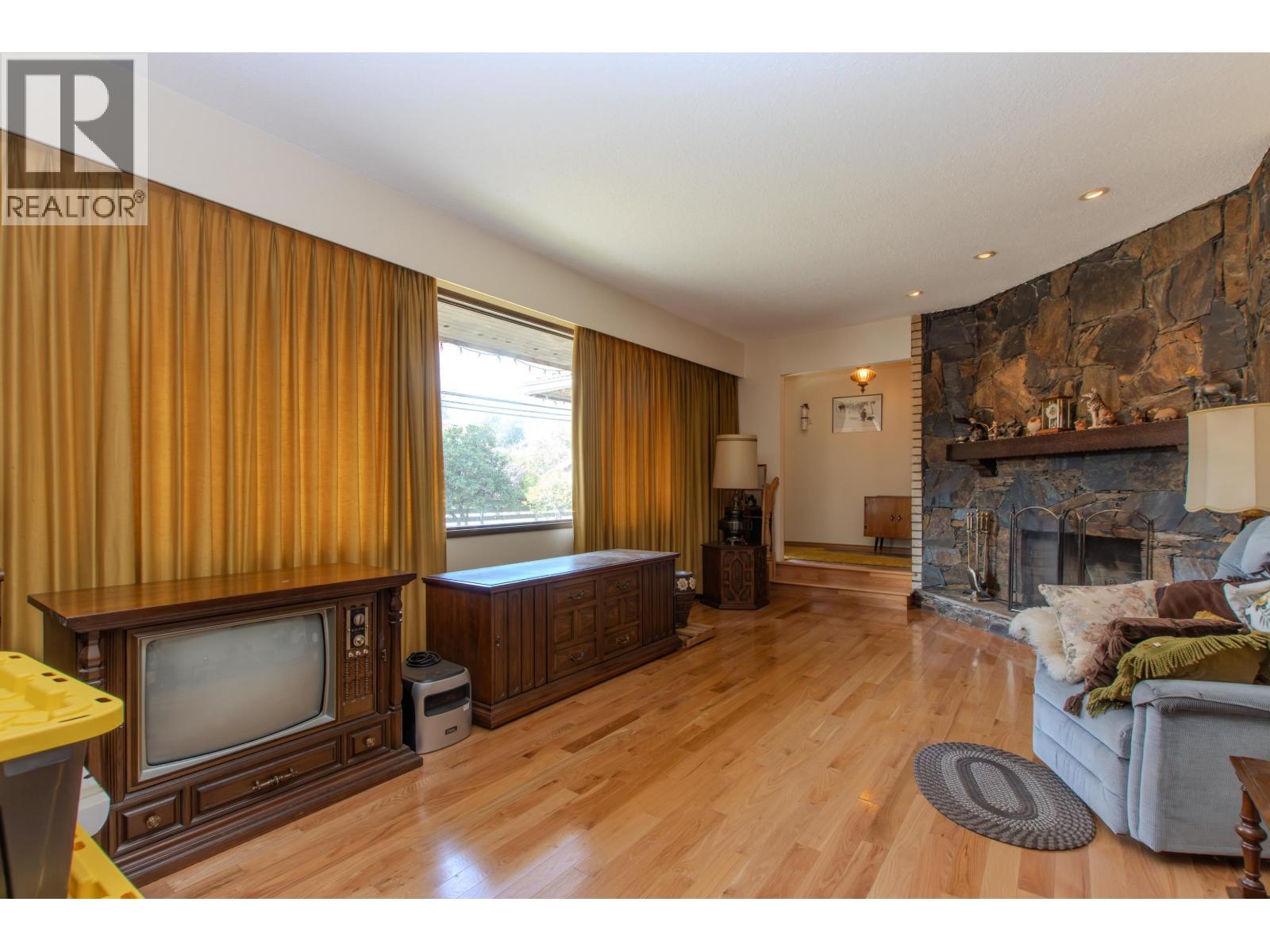 41560 GOVERNMENT ROAD, Squamish