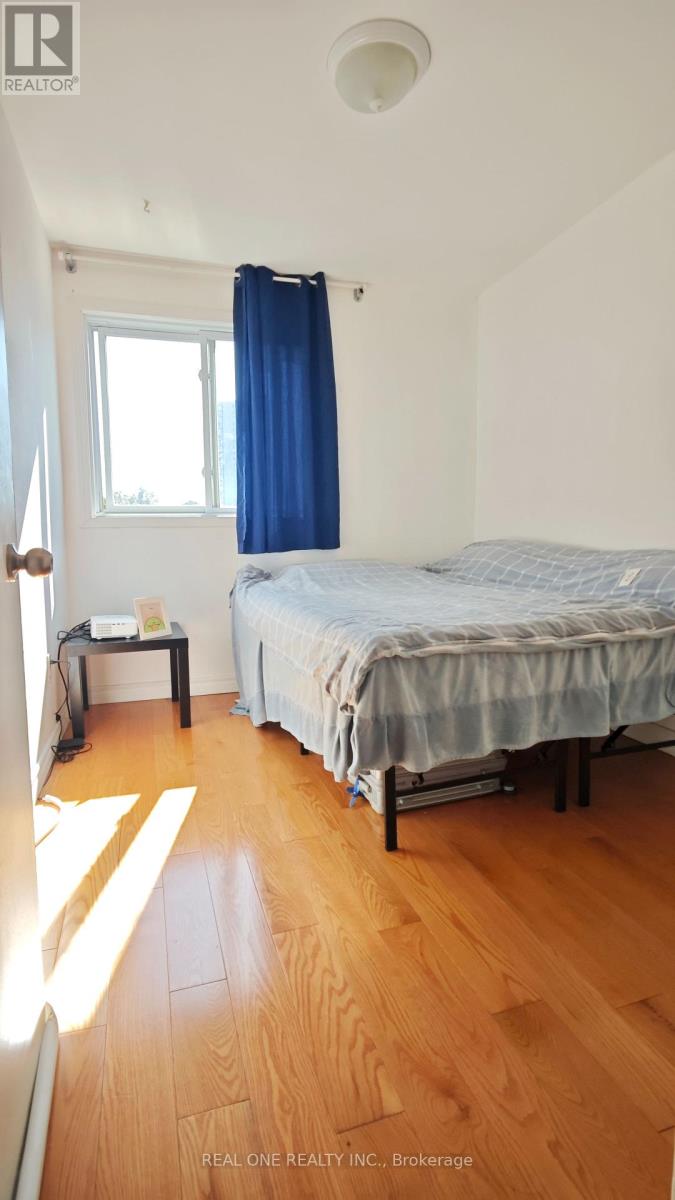 Photo 11 of 38 81 Brookmill Boulevard, Toronto ON