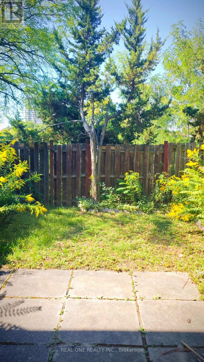 Photo 18 of 38 81 Brookmill Boulevard, Toronto ON