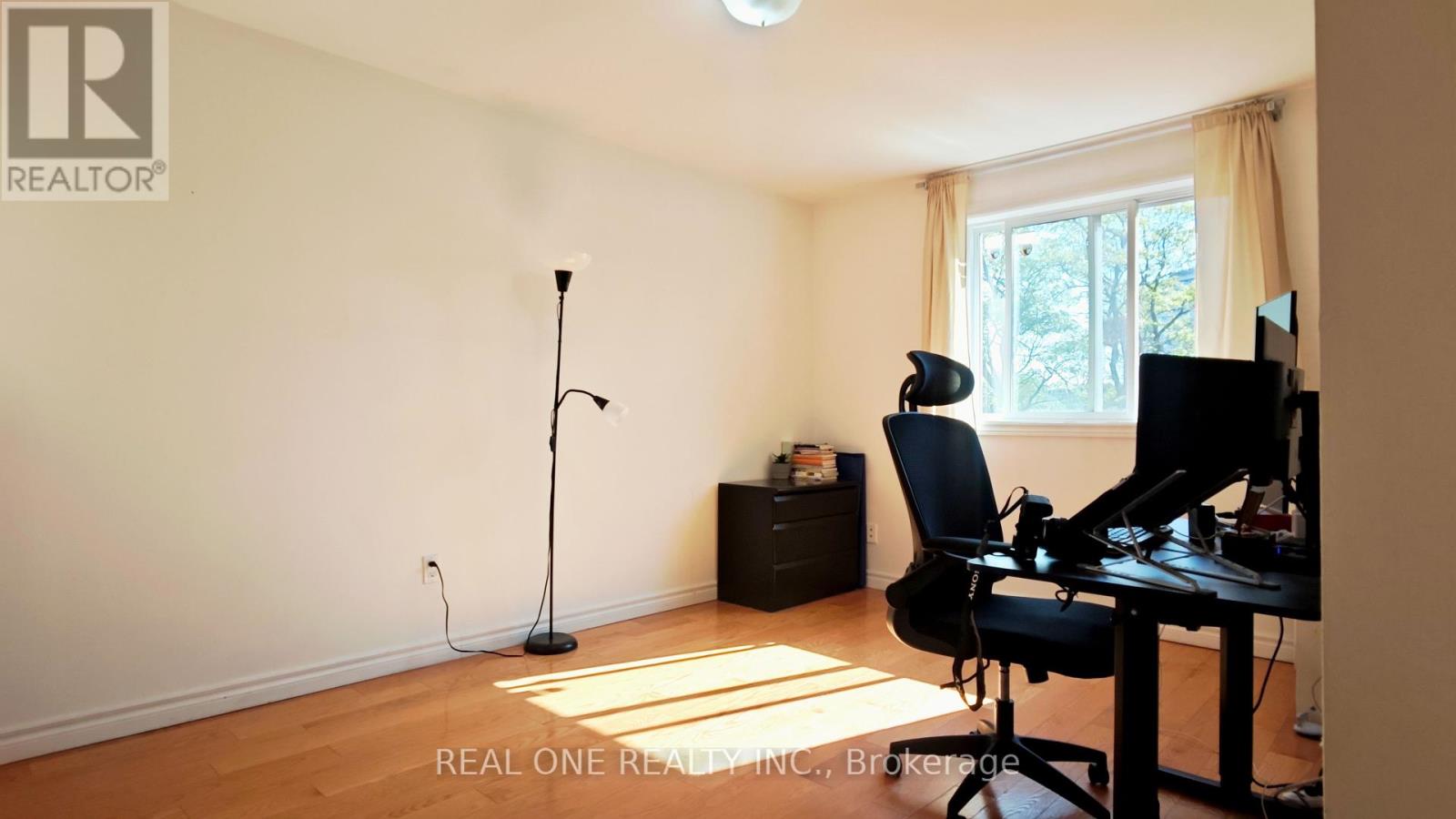Photo 8 of 38 81 Brookmill Boulevard, Toronto ON