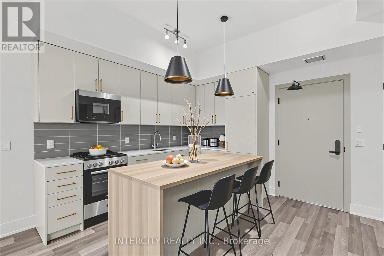 Photo 10 of 519 2075 King Road, King ON