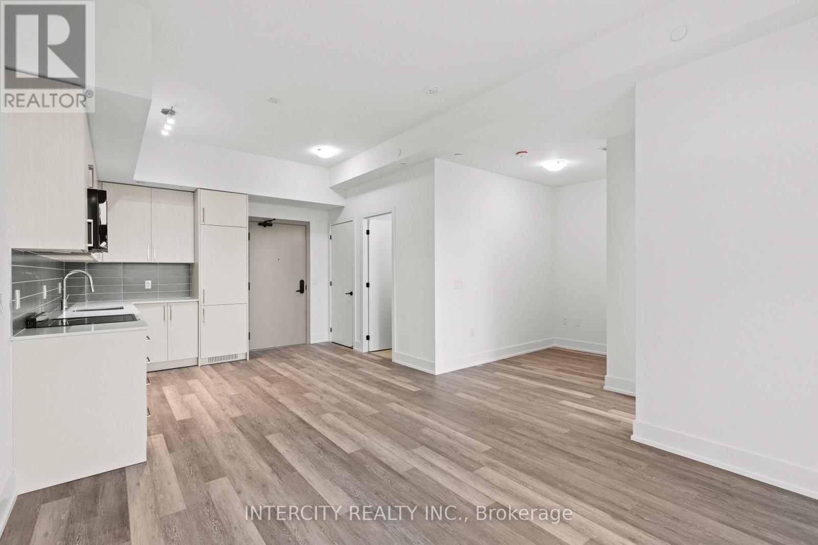 Photo 7 of 519 2075 King Road, King ON
