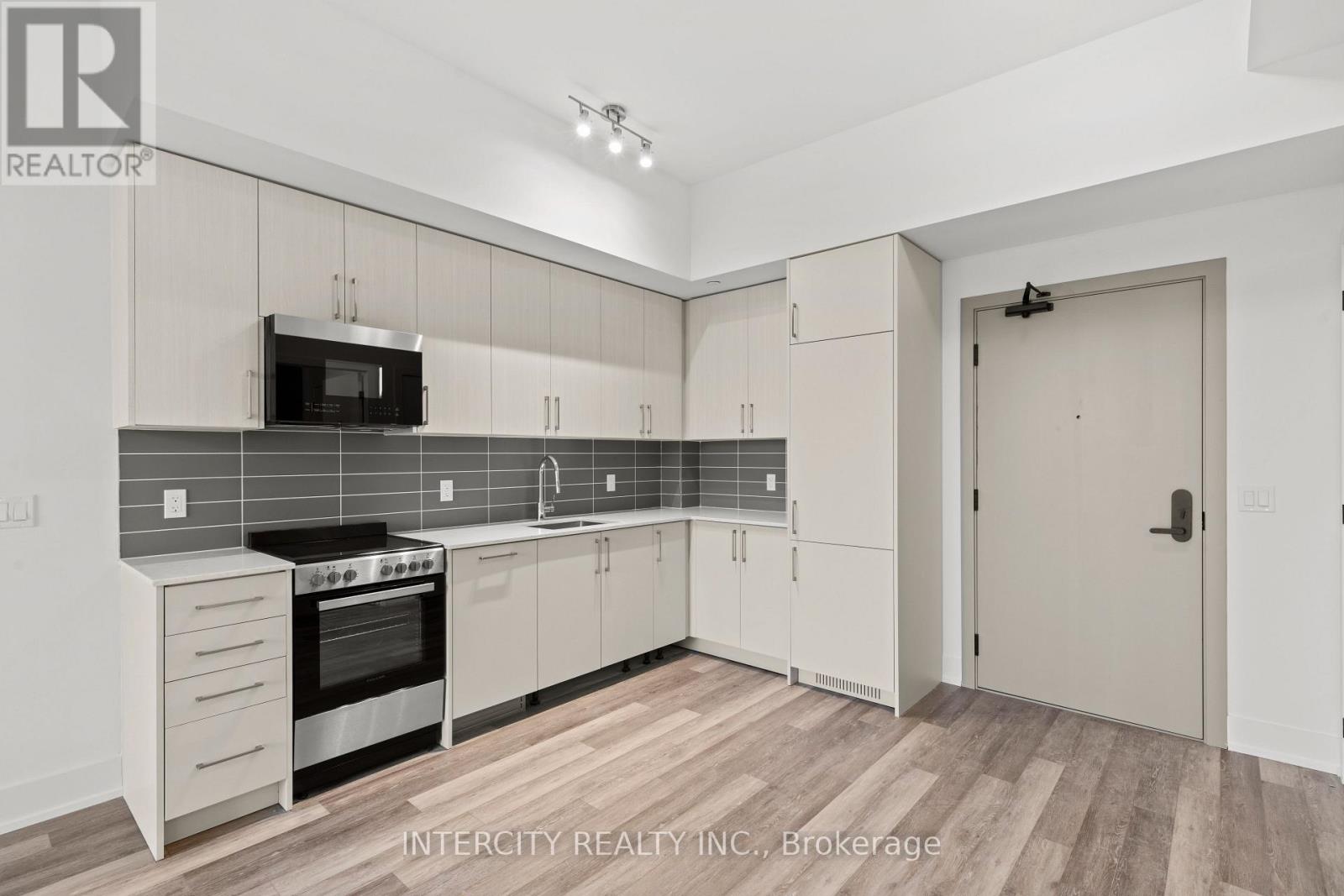 Photo 11 of 519 2075 King Road, King ON