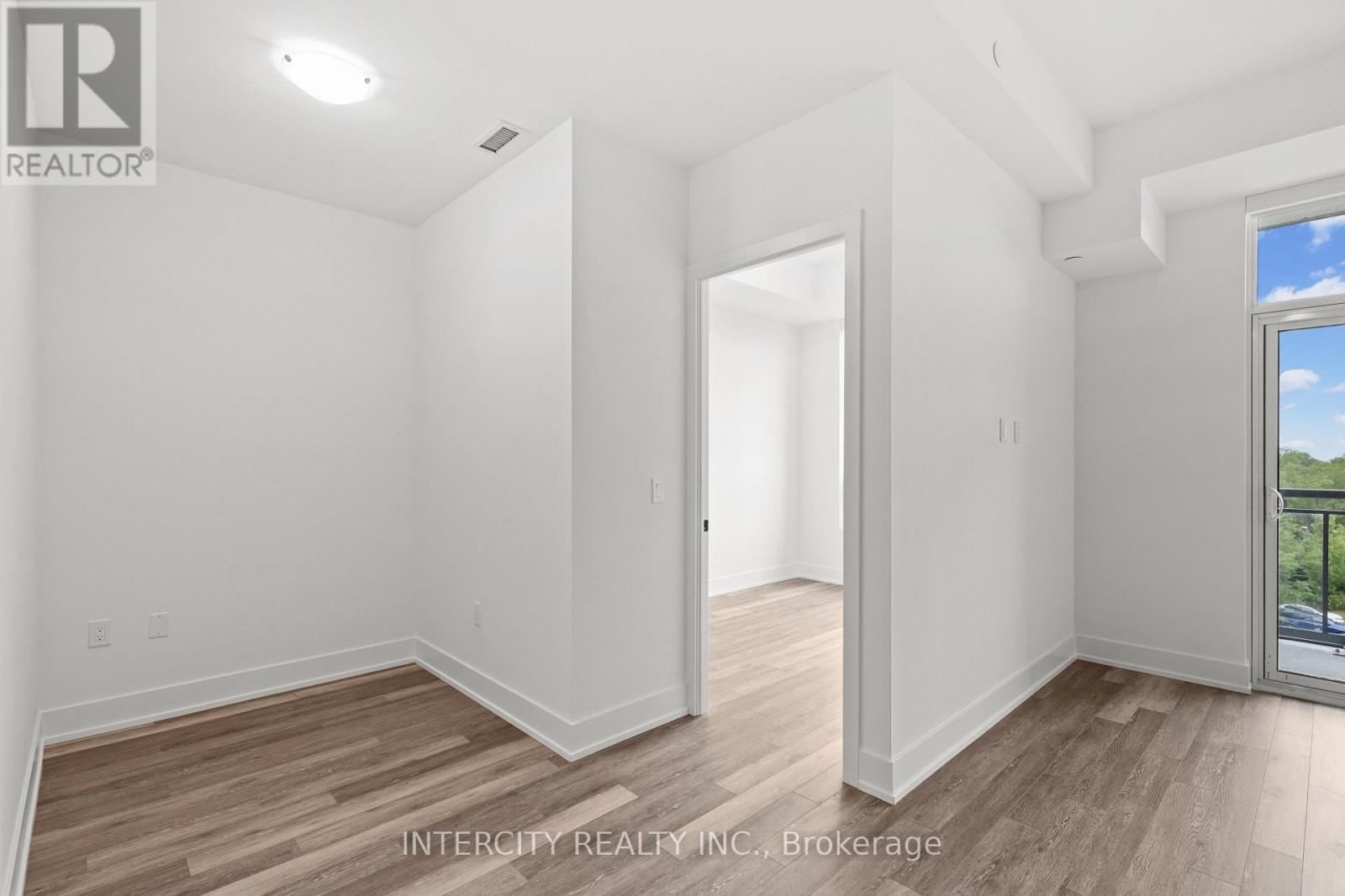 Photo 8 of 519 2075 King Road, King ON