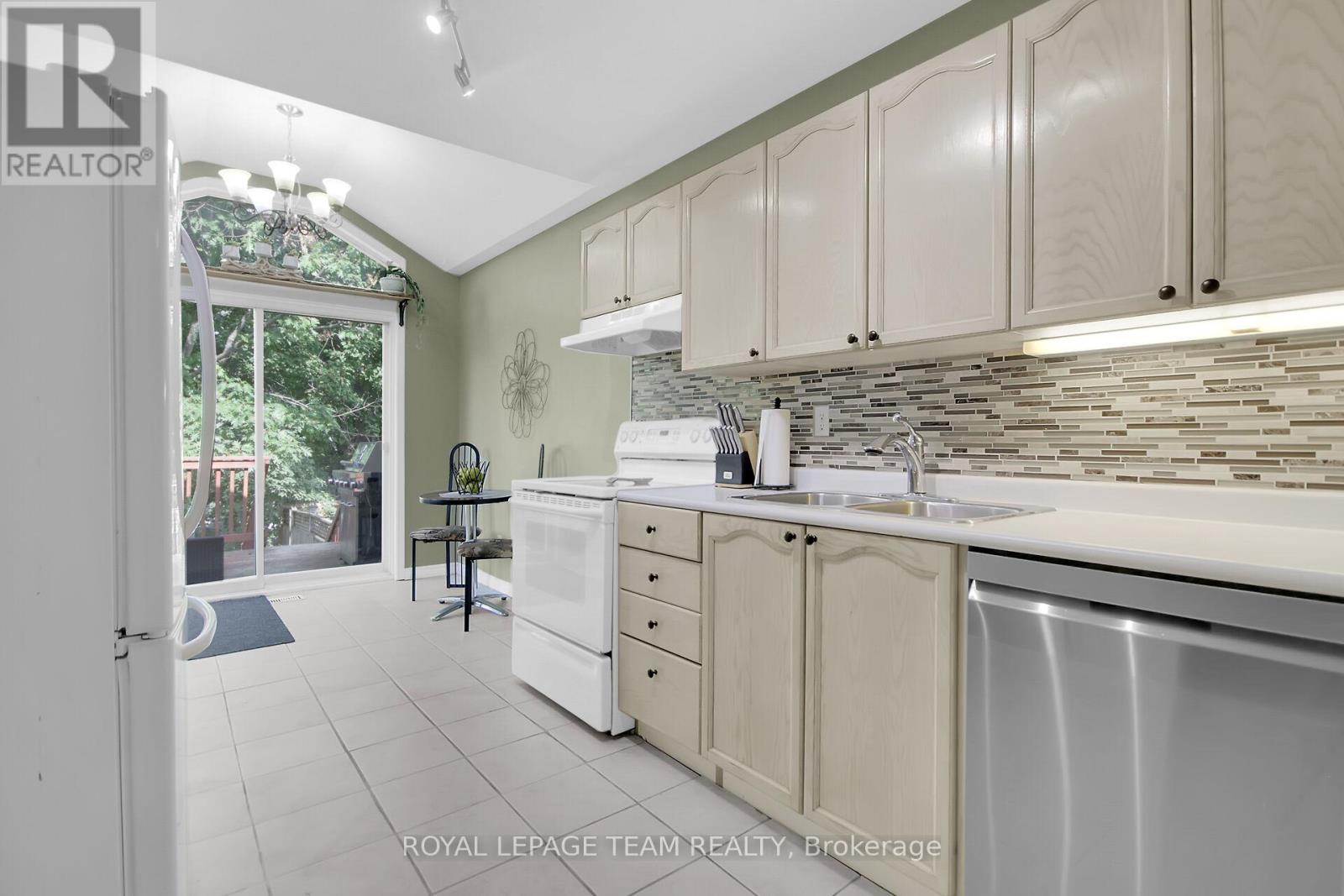 Photo 11 of 75 Inverary Drive, Ottawa ON