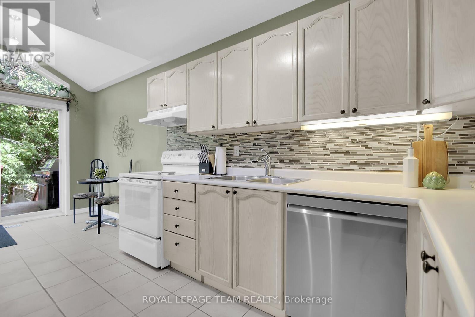 Photo 12 of 75 Inverary Drive, Ottawa ON