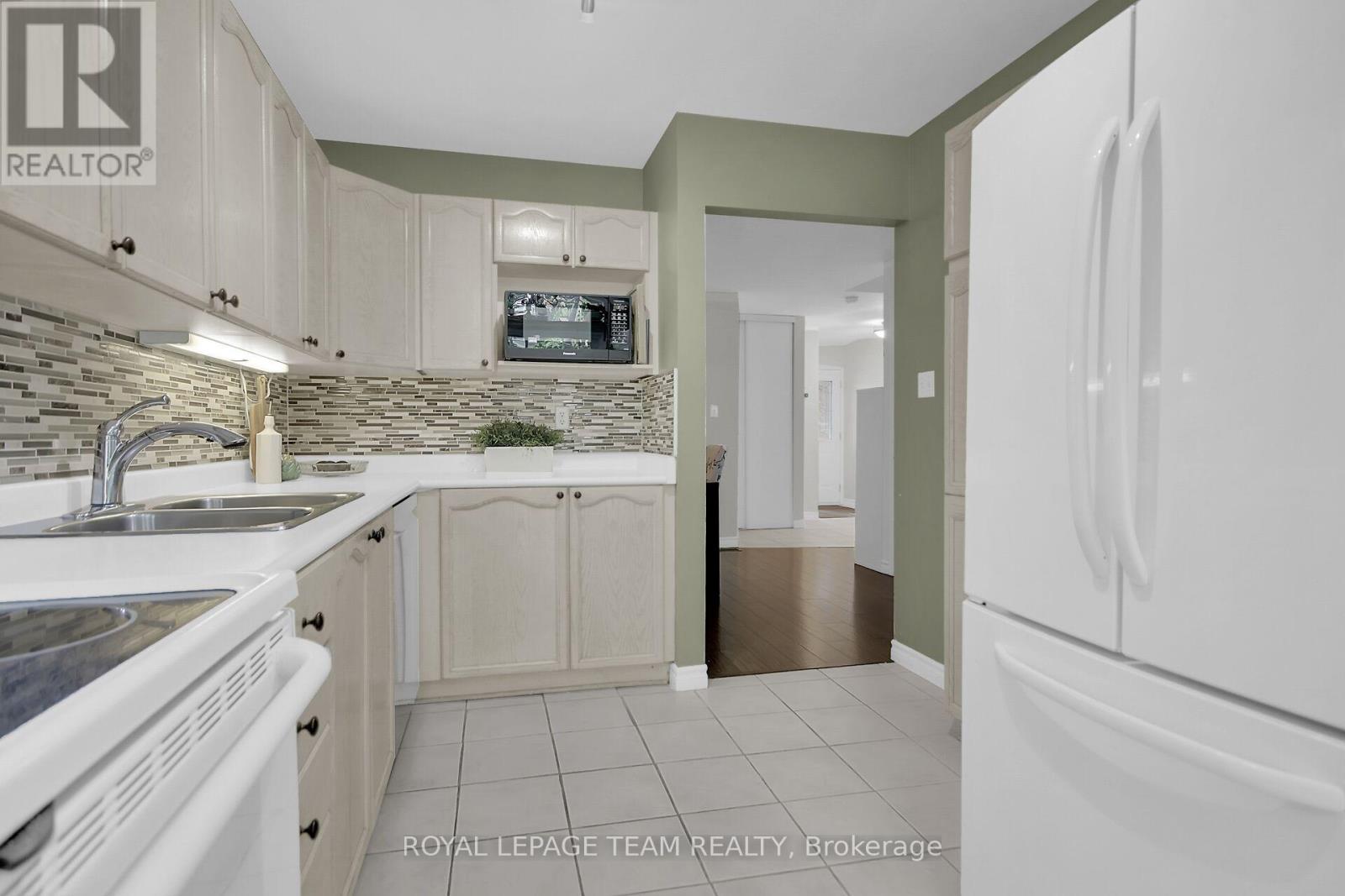 Photo 15 of 75 Inverary Drive, Ottawa ON