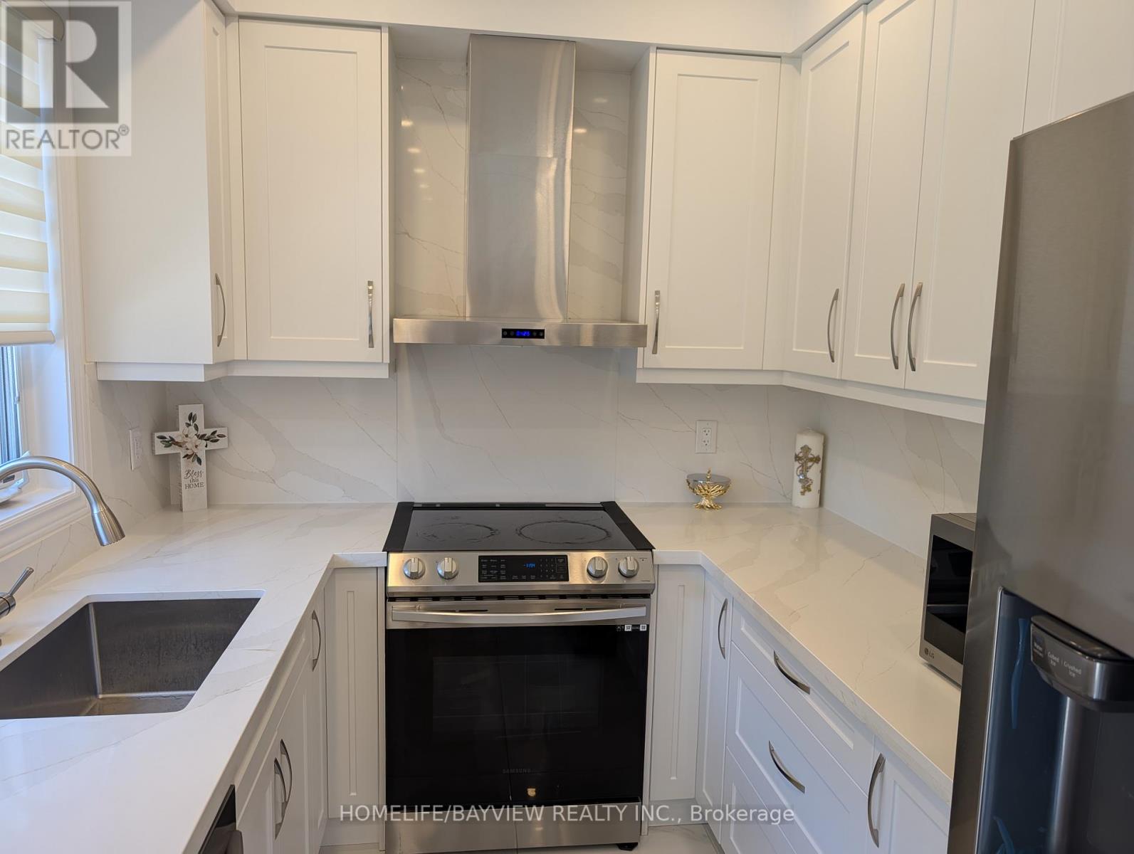 Photo 10 of 32 Devonsleigh Drive, Brampton ON