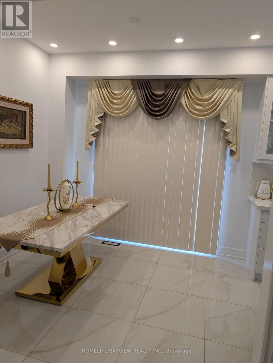 Photo 12 of 32 Devonsleigh Drive, Brampton ON