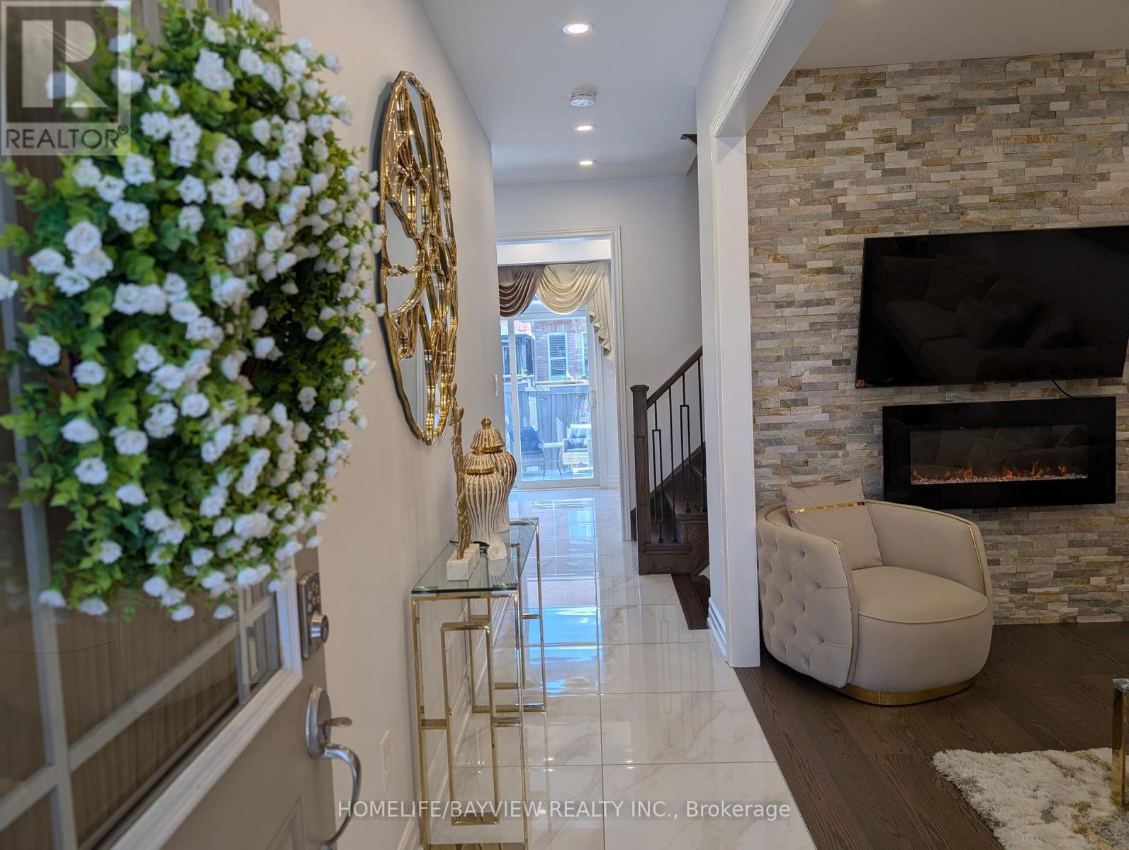 Photo 4 of 32 Devonsleigh Drive, Brampton ON