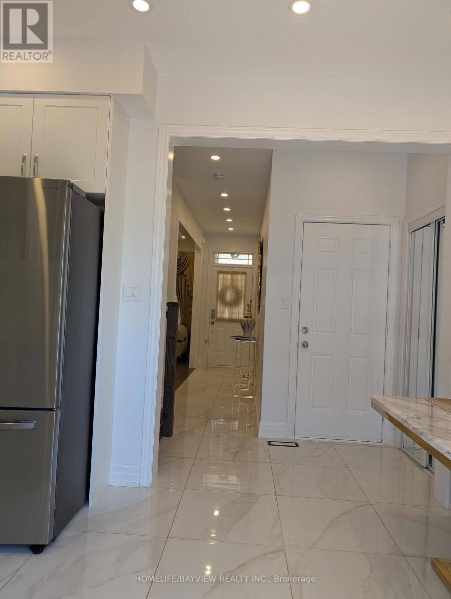 Photo 8 of 32 Devonsleigh Drive, Brampton ON