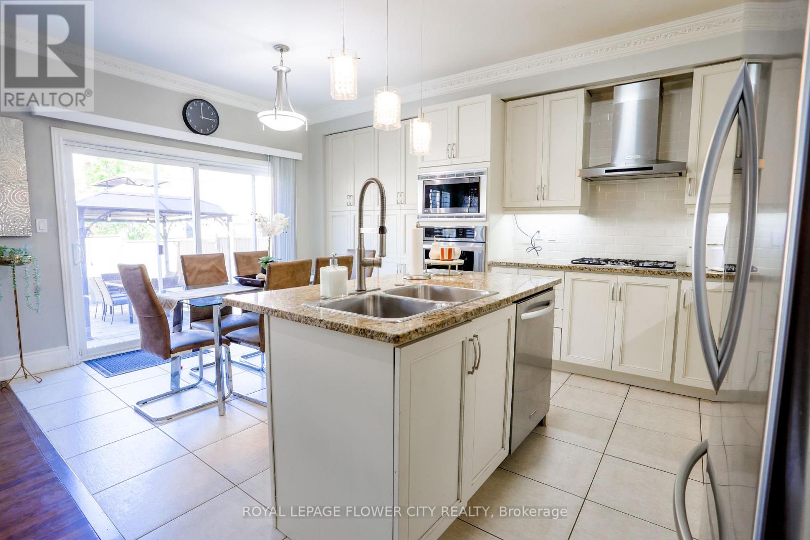 Photo 14 of 19 Teal Crest Circle, Brampton ON