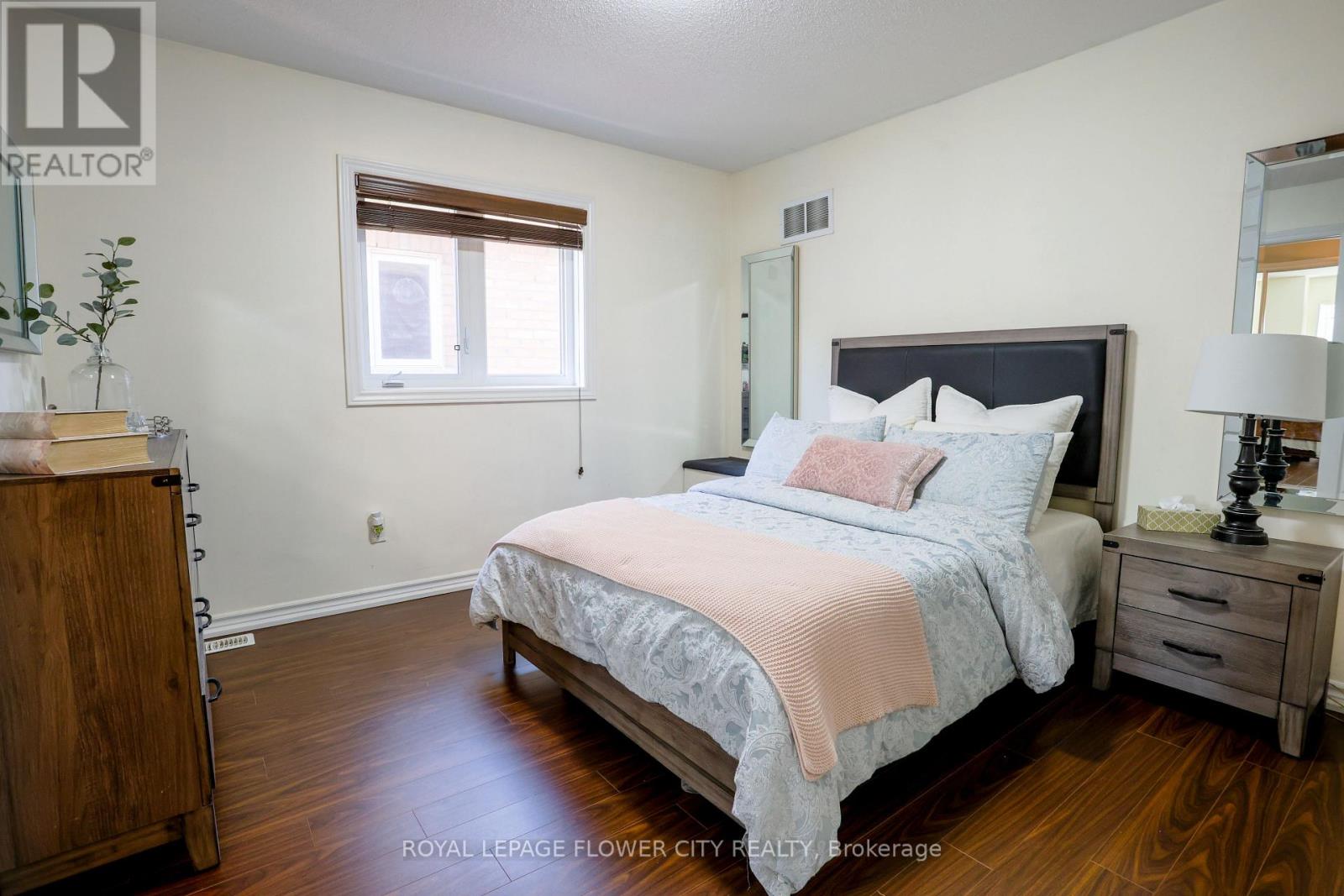 Photo 23 of 19 Teal Crest Circle, Brampton ON