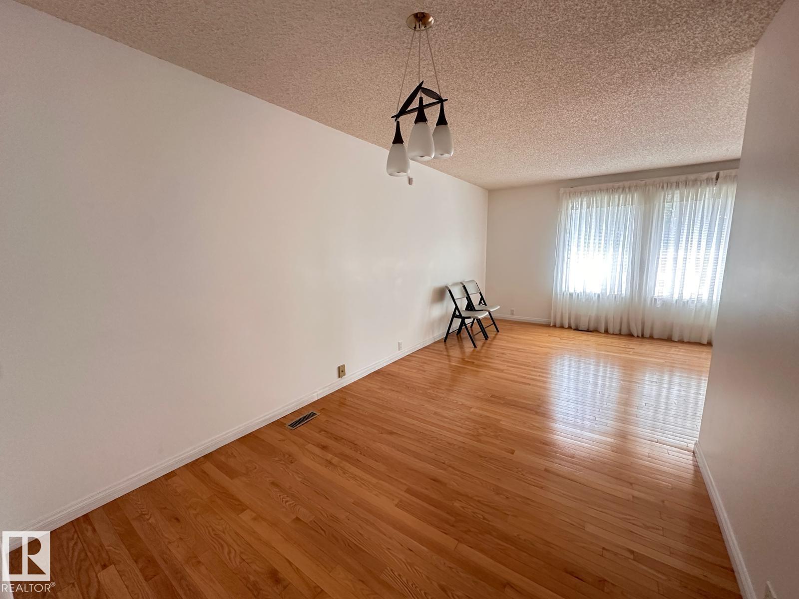 Photo 13 of 4120 135 Av Nw, Edmonton AB