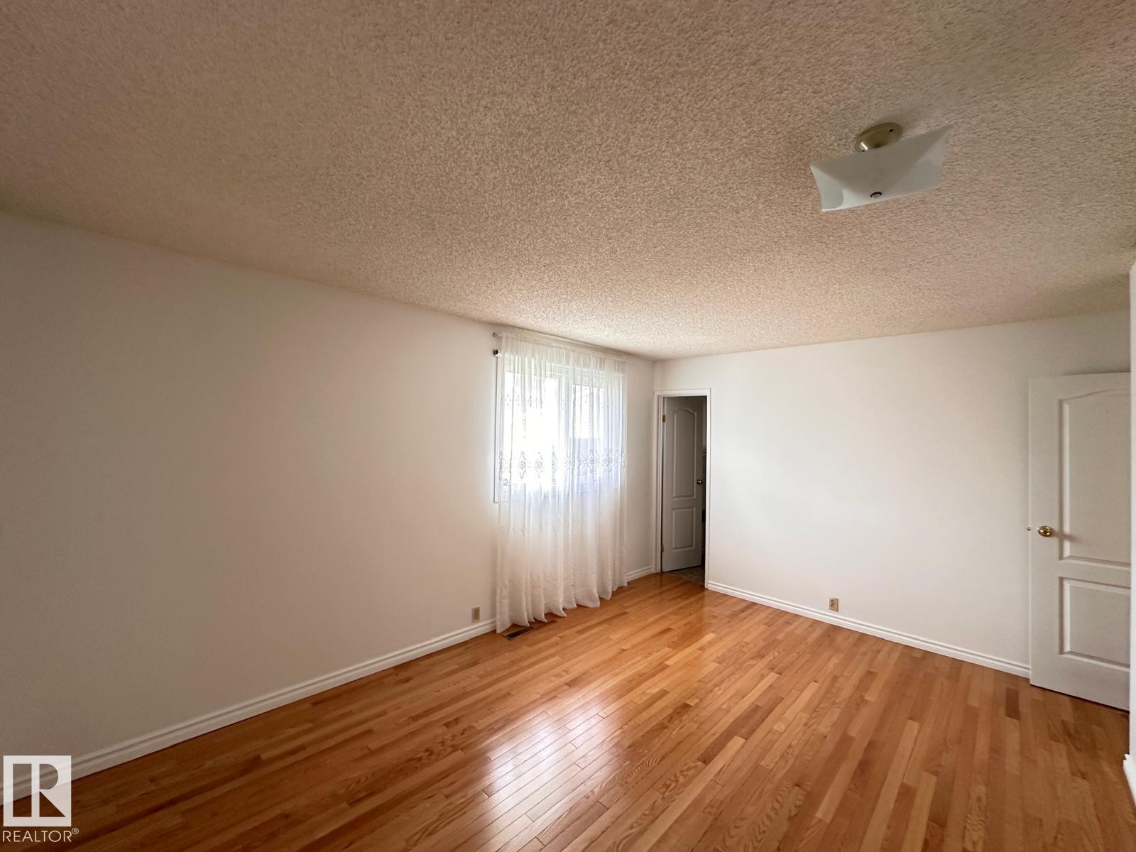 Photo 11 of 4120 135 Av Nw, Edmonton AB