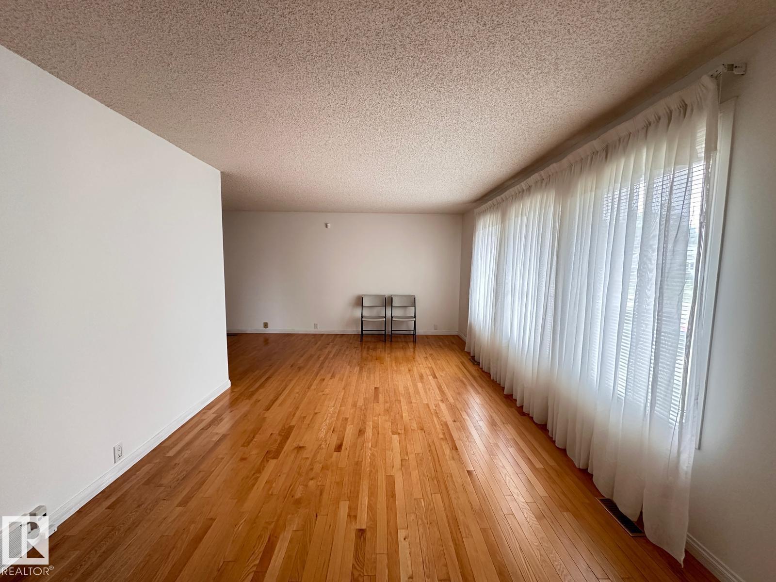 Photo 5 of 4120 135 Av Nw, Edmonton AB