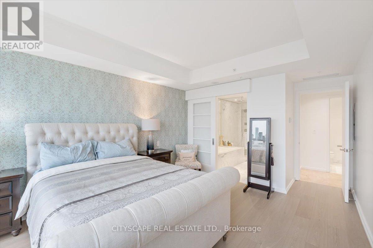 Photo 10 of 3605 180 University Avenue, Toronto ON