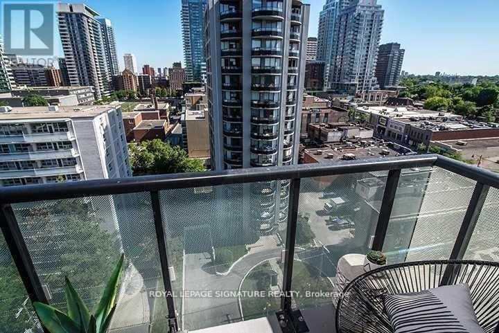 Photo 11 of 3502 18 Erskine Avenue, Toronto ON