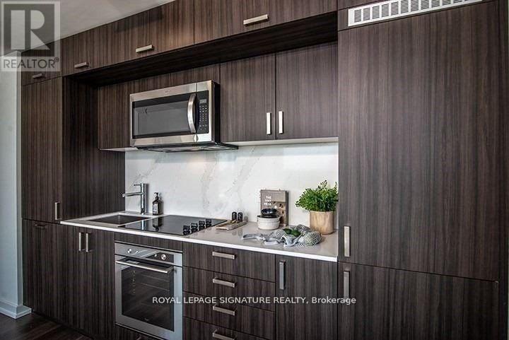 Photo 4 of 3502 18 Erskine Avenue, Toronto ON