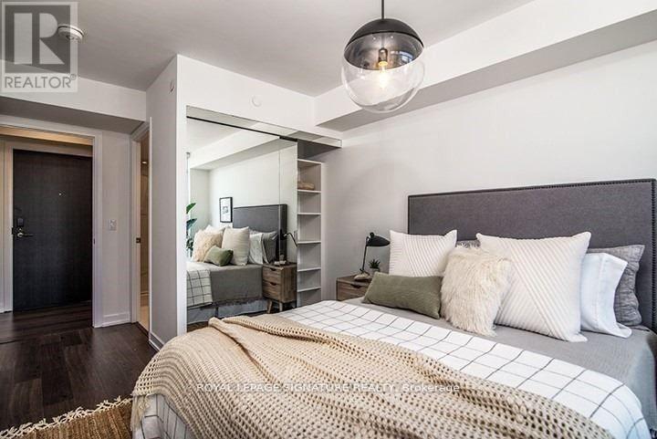 Photo 7 of 3502 18 Erskine Avenue, Toronto ON