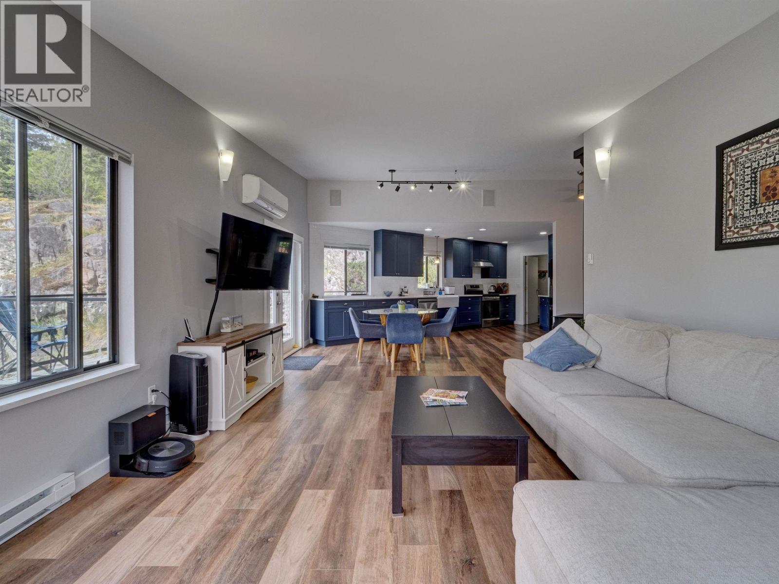 8362 REDROOFFS ROAD, Halfmoon Bay