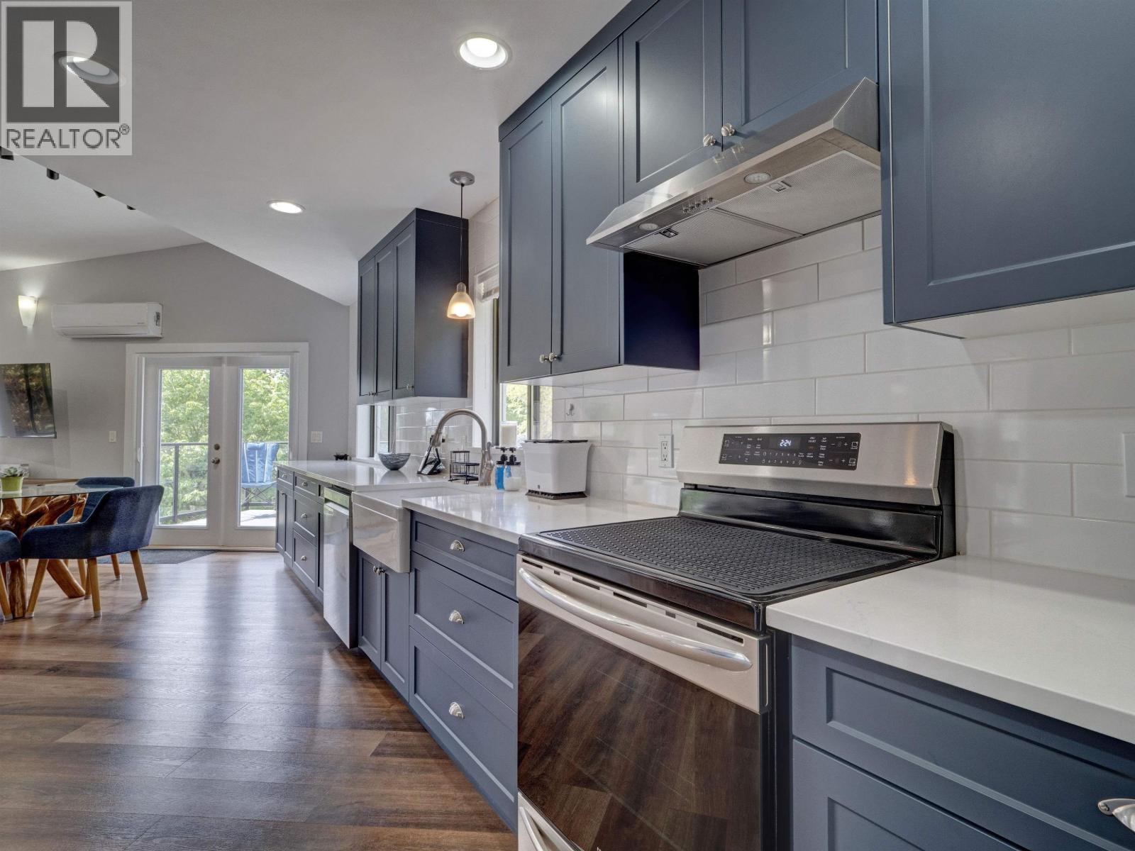 8362 REDROOFFS ROAD, Halfmoon Bay