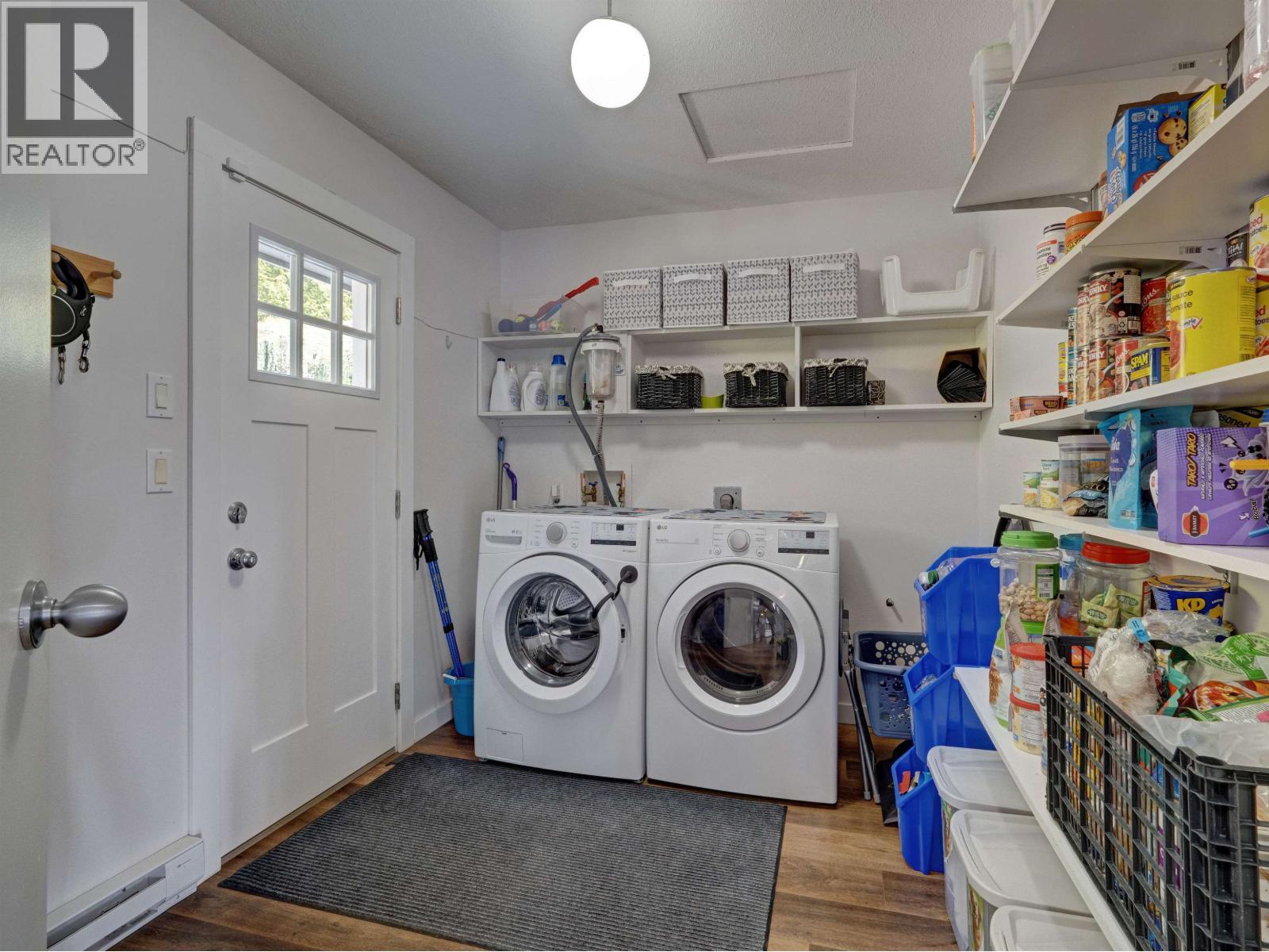 8362 REDROOFFS ROAD, Halfmoon Bay