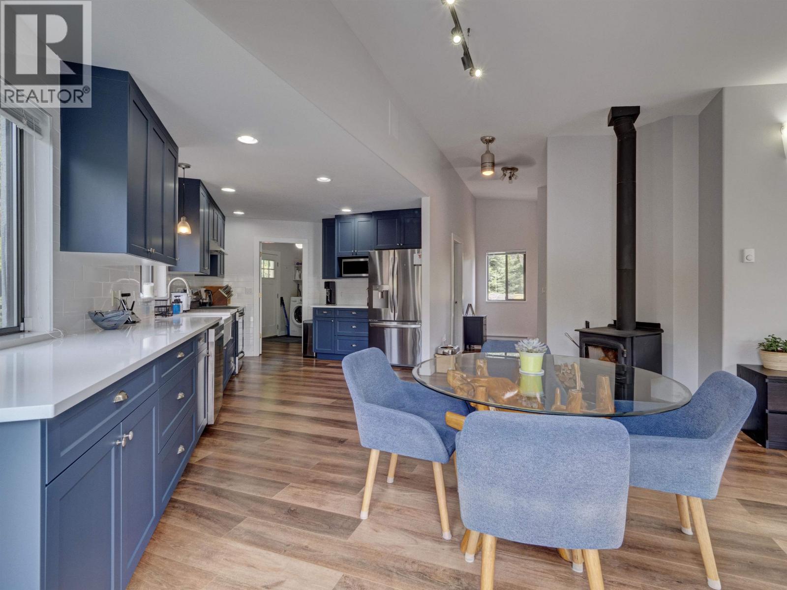 8362 REDROOFFS ROAD, Halfmoon Bay