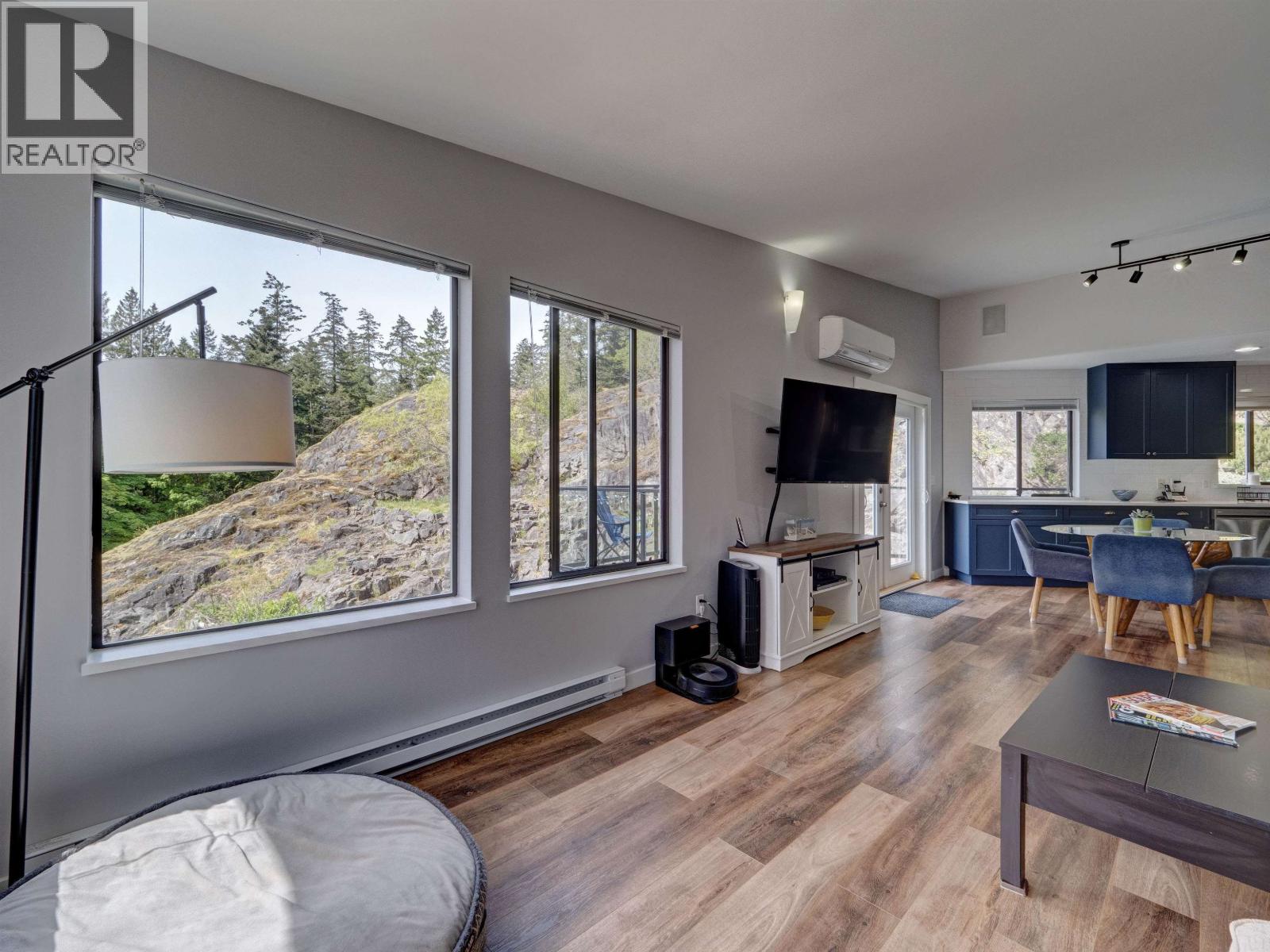 8362 REDROOFFS ROAD, Halfmoon Bay