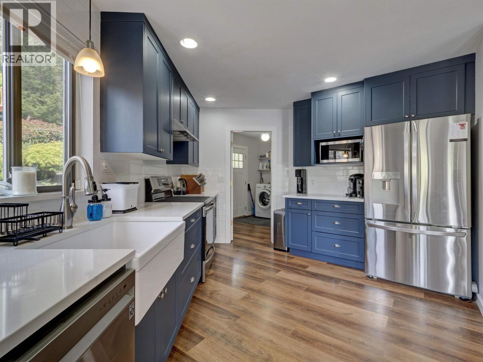 8362 REDROOFFS ROAD, Halfmoon Bay