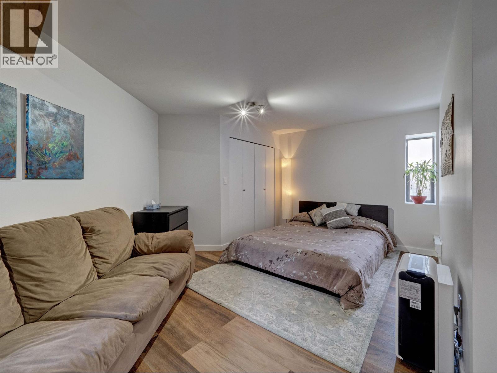 8362 REDROOFFS ROAD, Halfmoon Bay