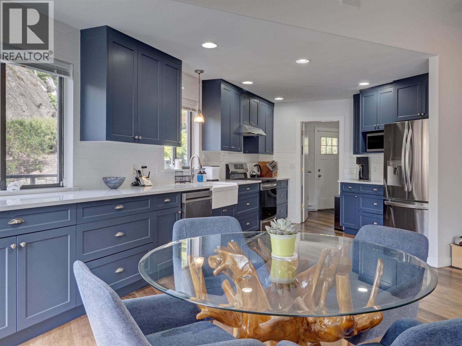 8362 REDROOFFS ROAD, Halfmoon Bay