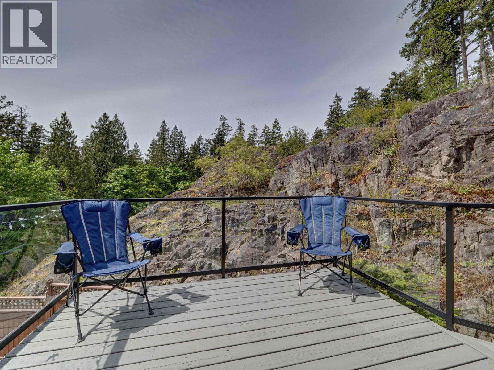 8362 REDROOFFS ROAD, Halfmoon Bay