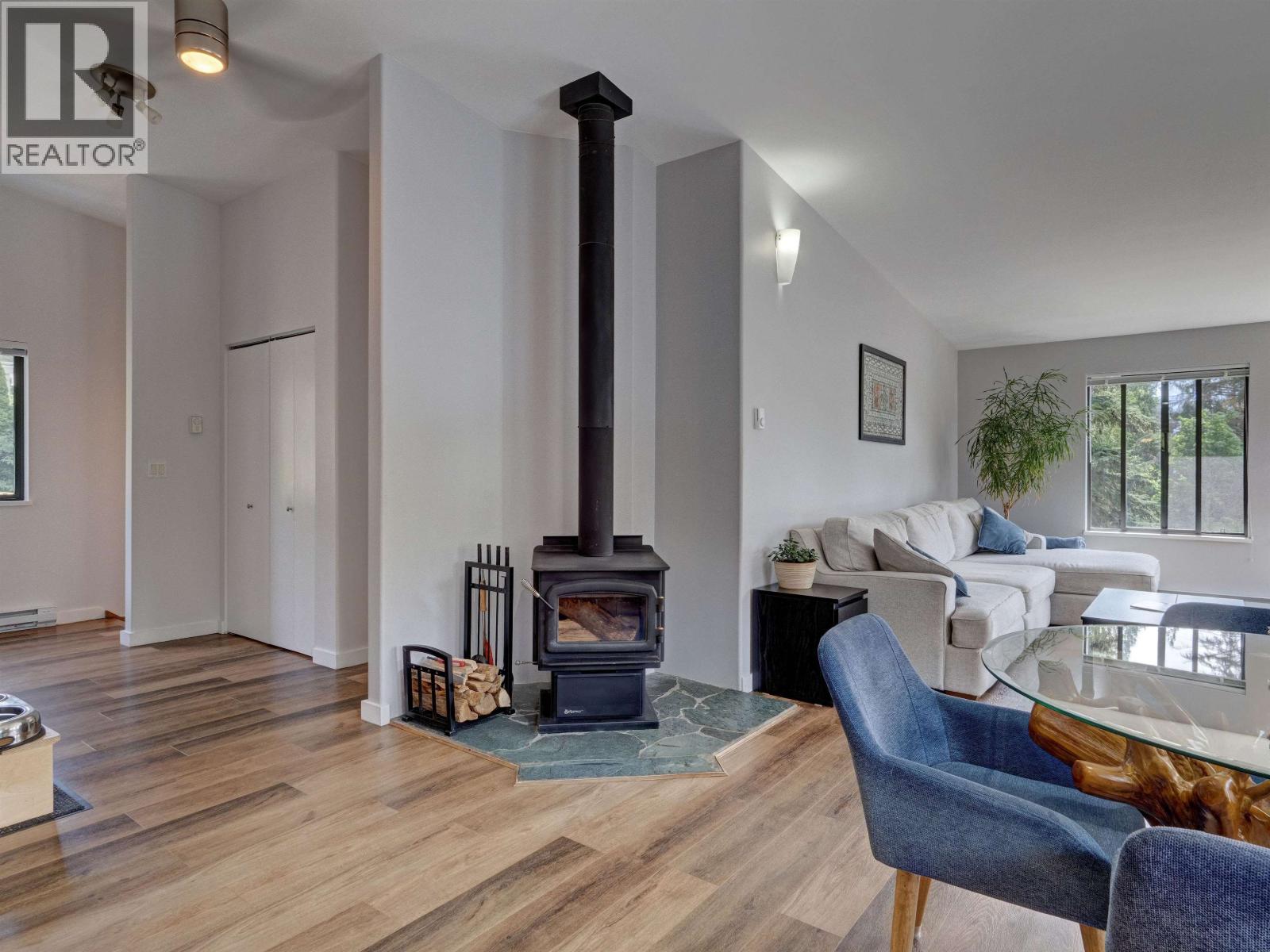 8362 REDROOFFS ROAD, Halfmoon Bay