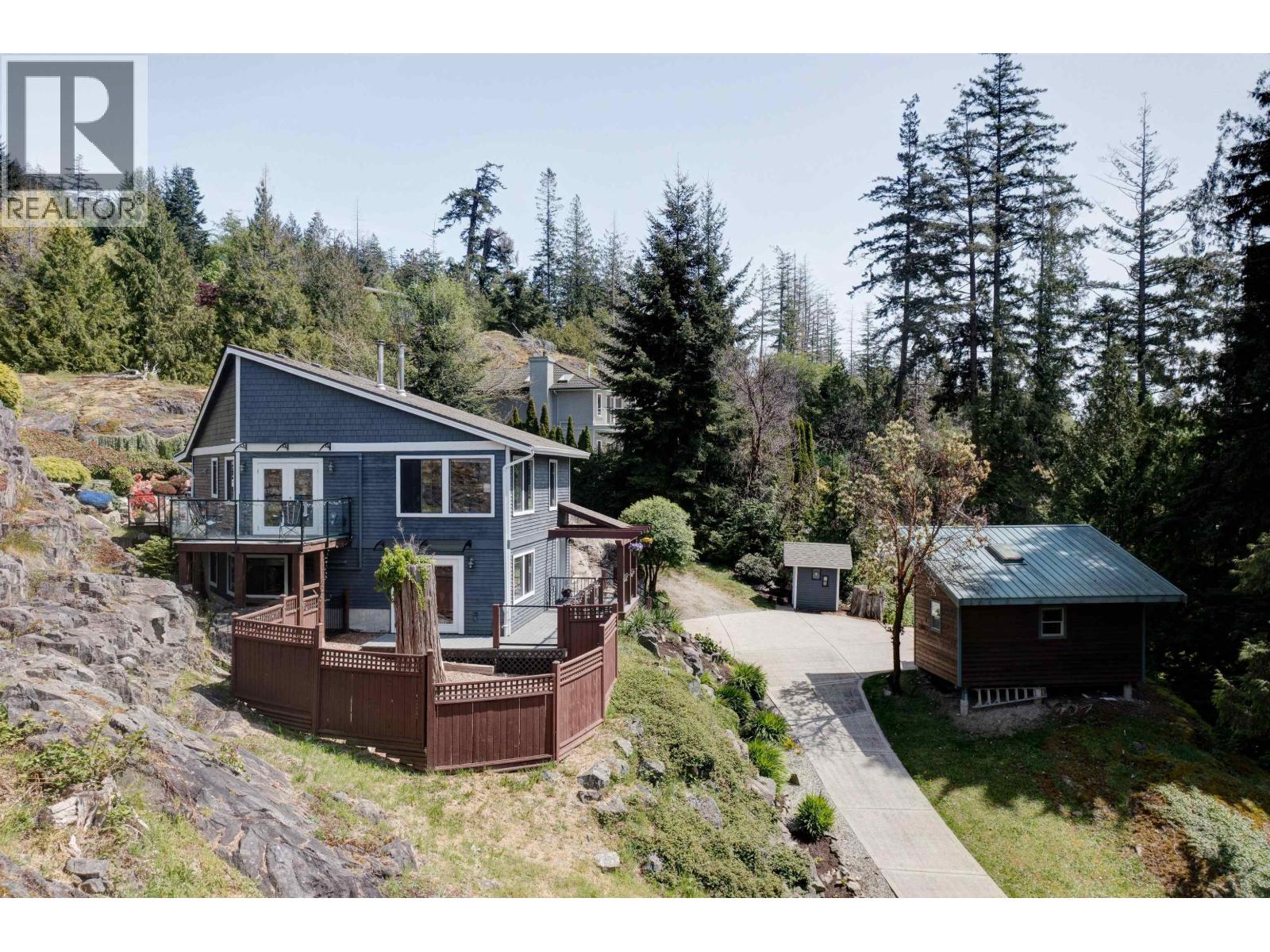 8362 REDROOFFS ROAD, Halfmoon Bay