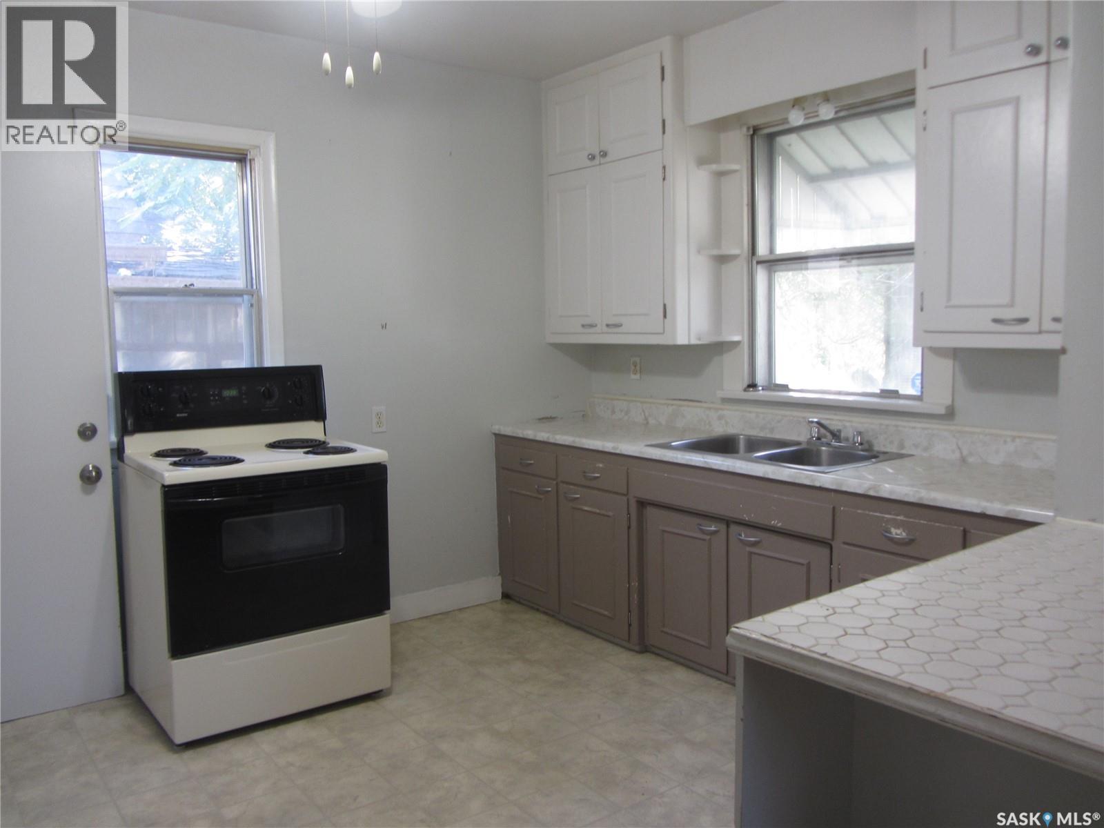 Photo 4 of 606 Balmoral Street, Saskatoon SK