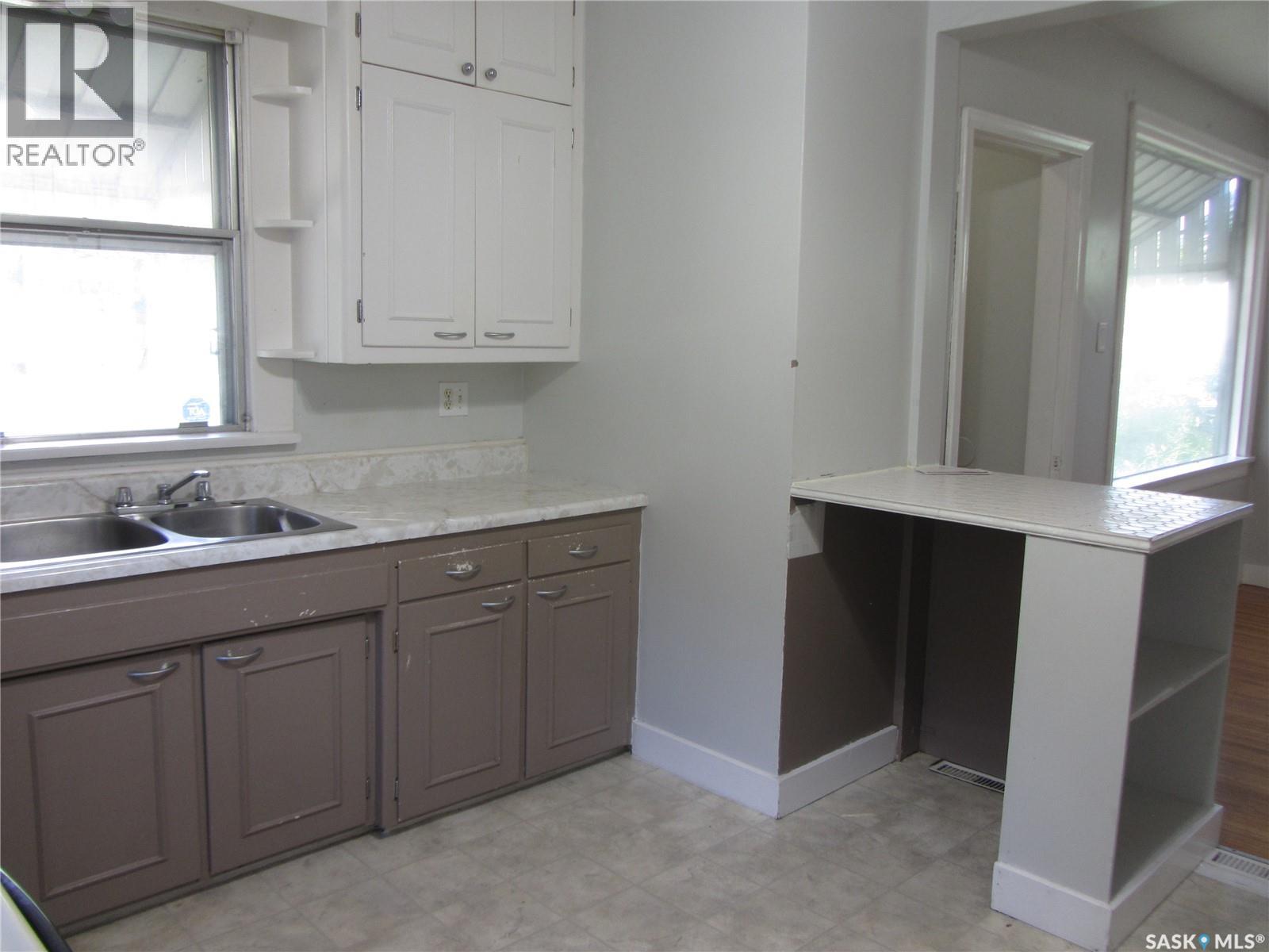 Photo 5 of 606 Balmoral Street, Saskatoon SK