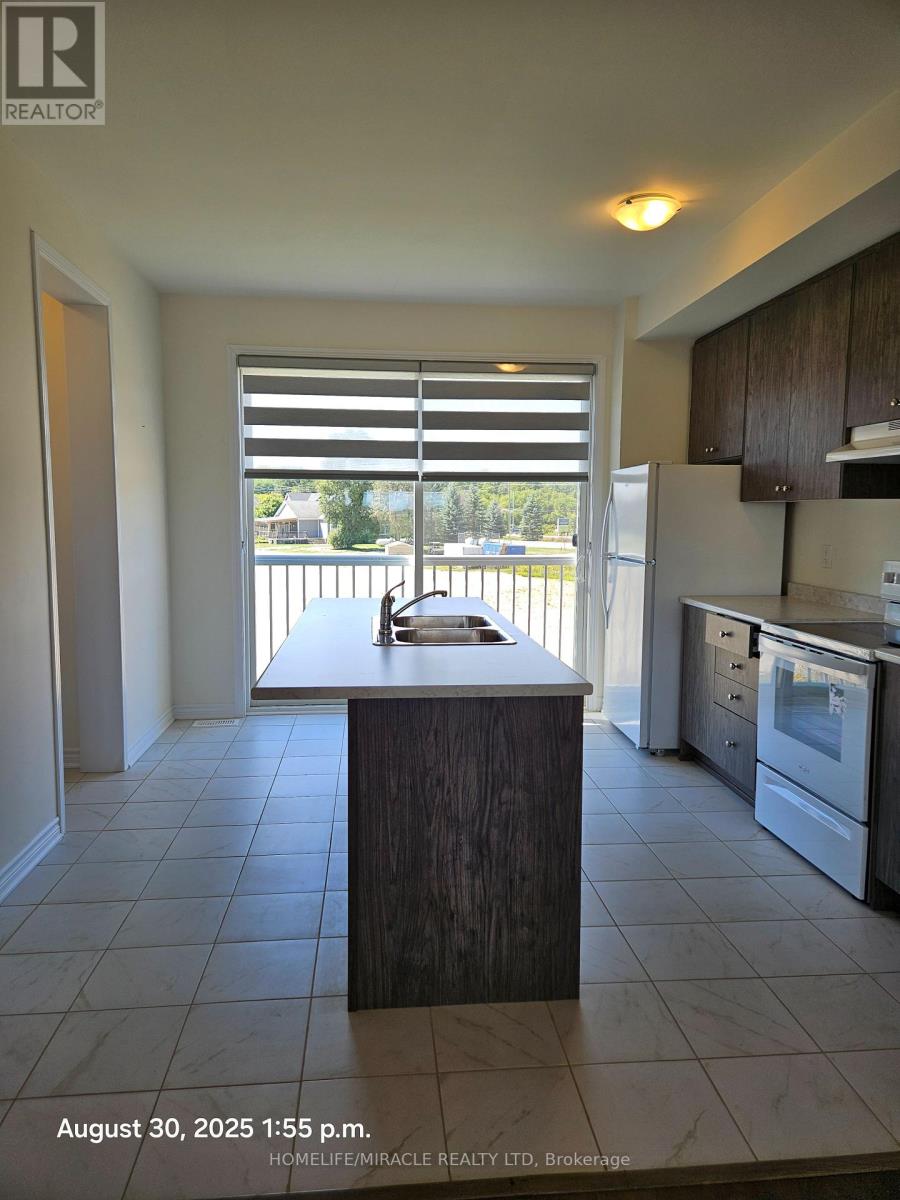 Photo 3 of 30 Lana Circle, Wasaga Beach ON