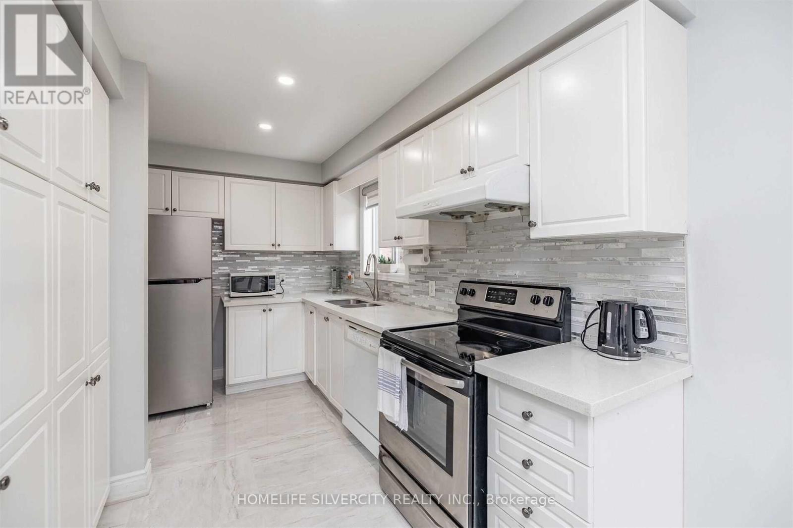 Photo 12 of 39 Summerdale Crescent, Brampton ON