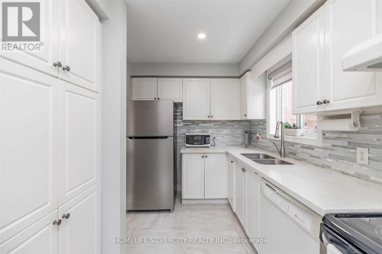 Photo 13 of 39 Summerdale Crescent, Brampton ON