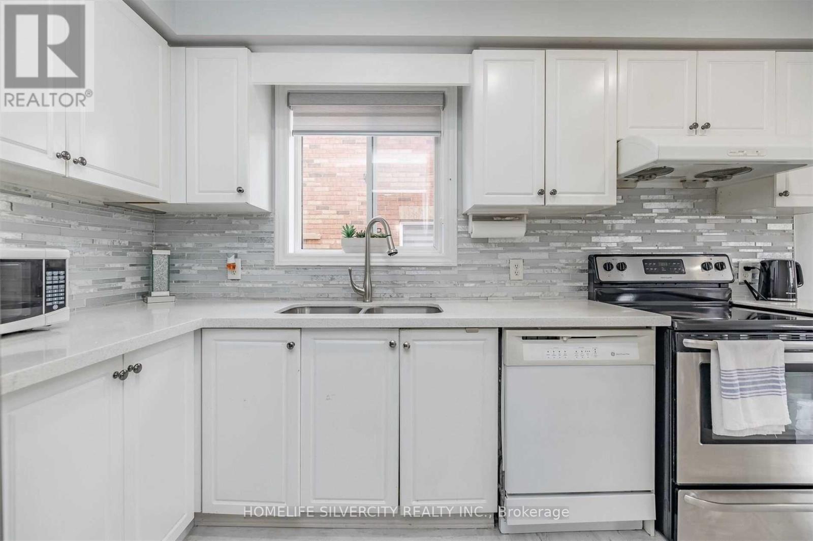Photo 15 of 39 Summerdale Crescent, Brampton ON