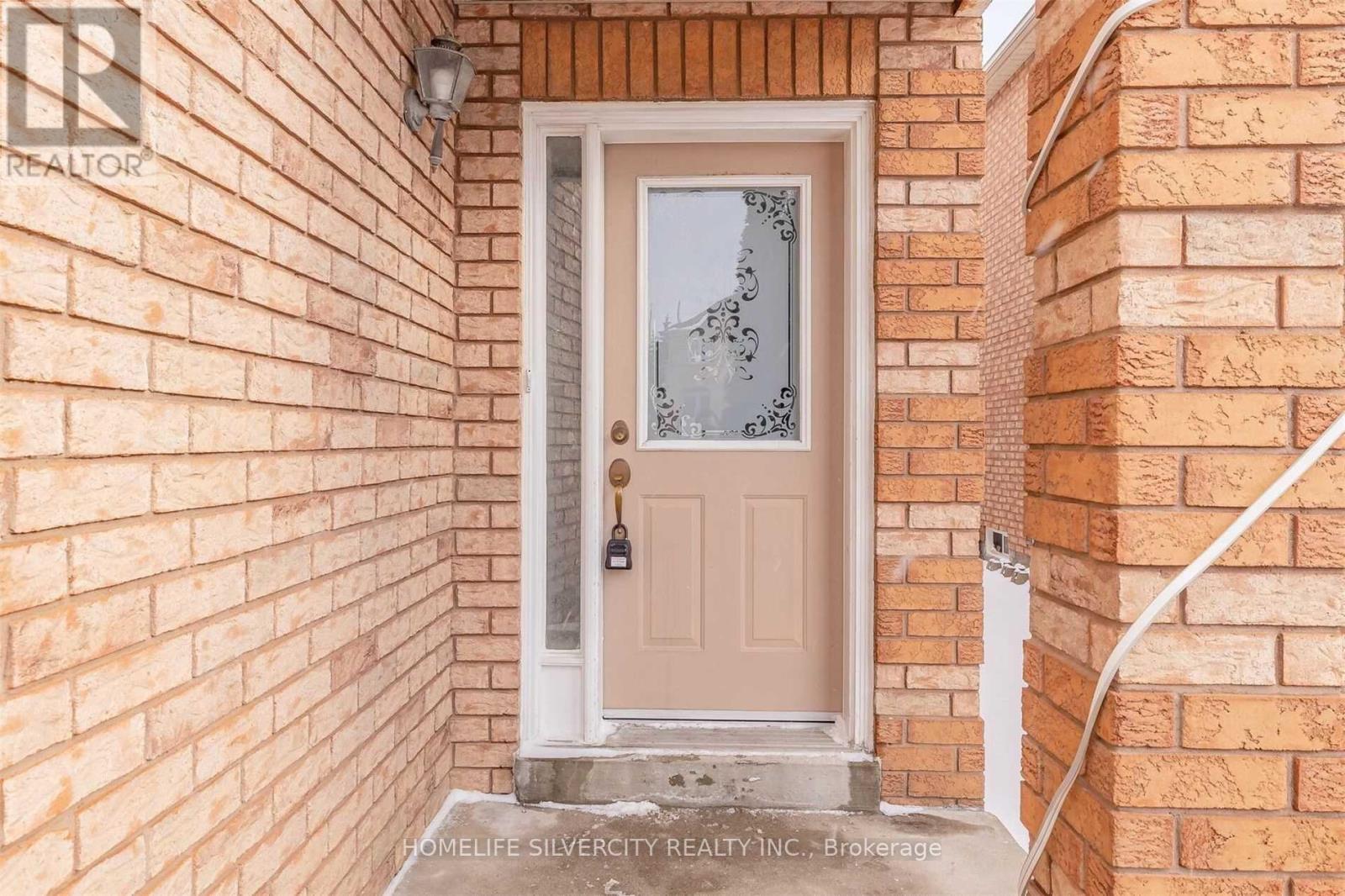Photo 2 of 39 Summerdale Crescent, Brampton ON