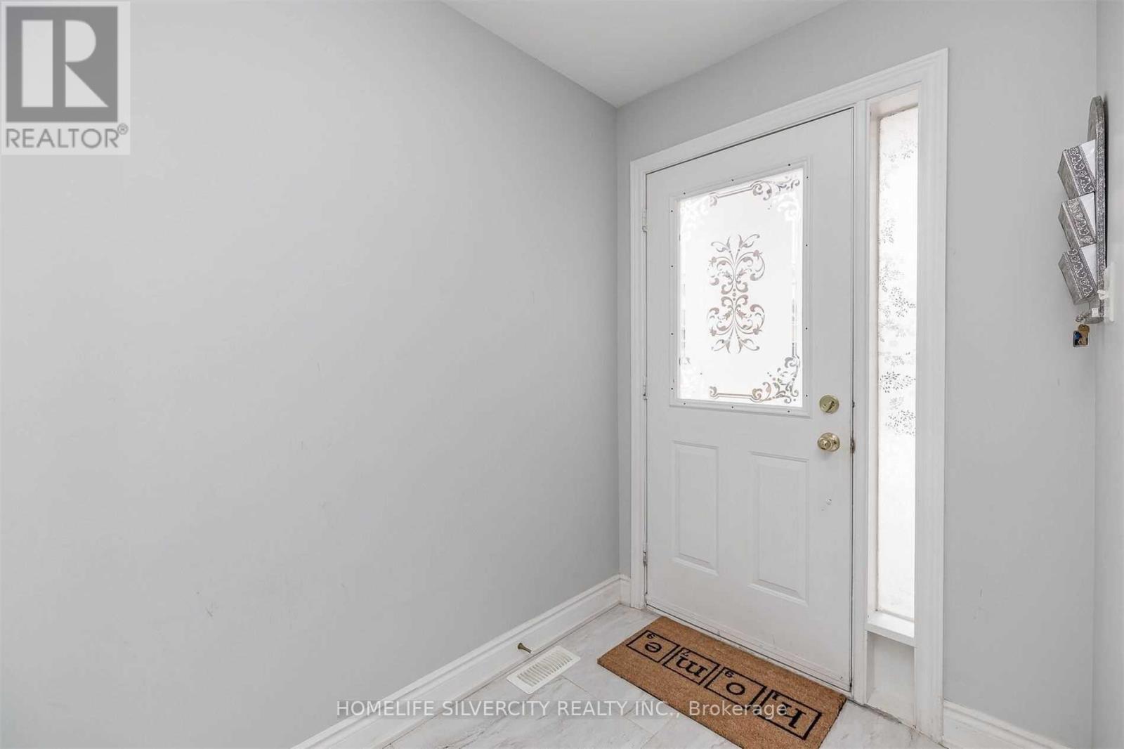 Photo 3 of 39 Summerdale Crescent, Brampton ON