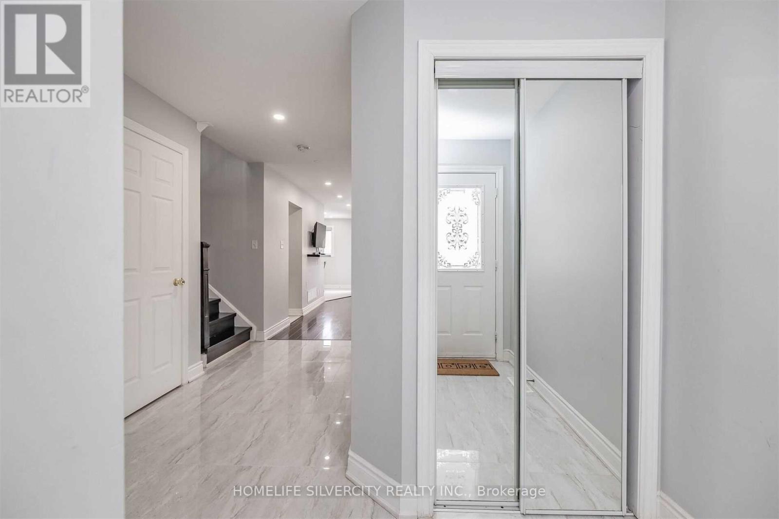 Photo 4 of 39 Summerdale Crescent, Brampton ON
