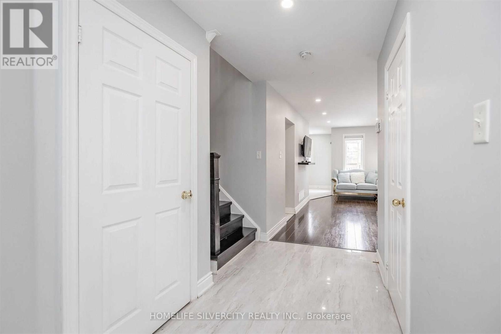 Photo 5 of 39 Summerdale Crescent, Brampton ON