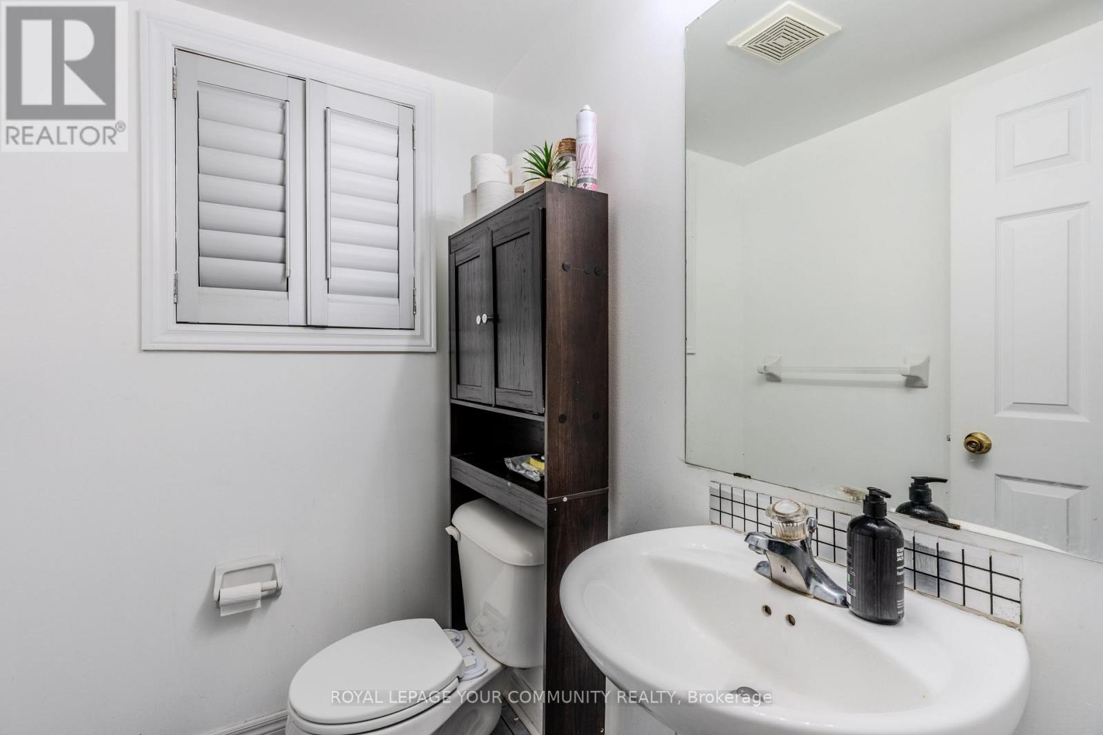 Photo 4 of 22 Panama Place, Brampton ON