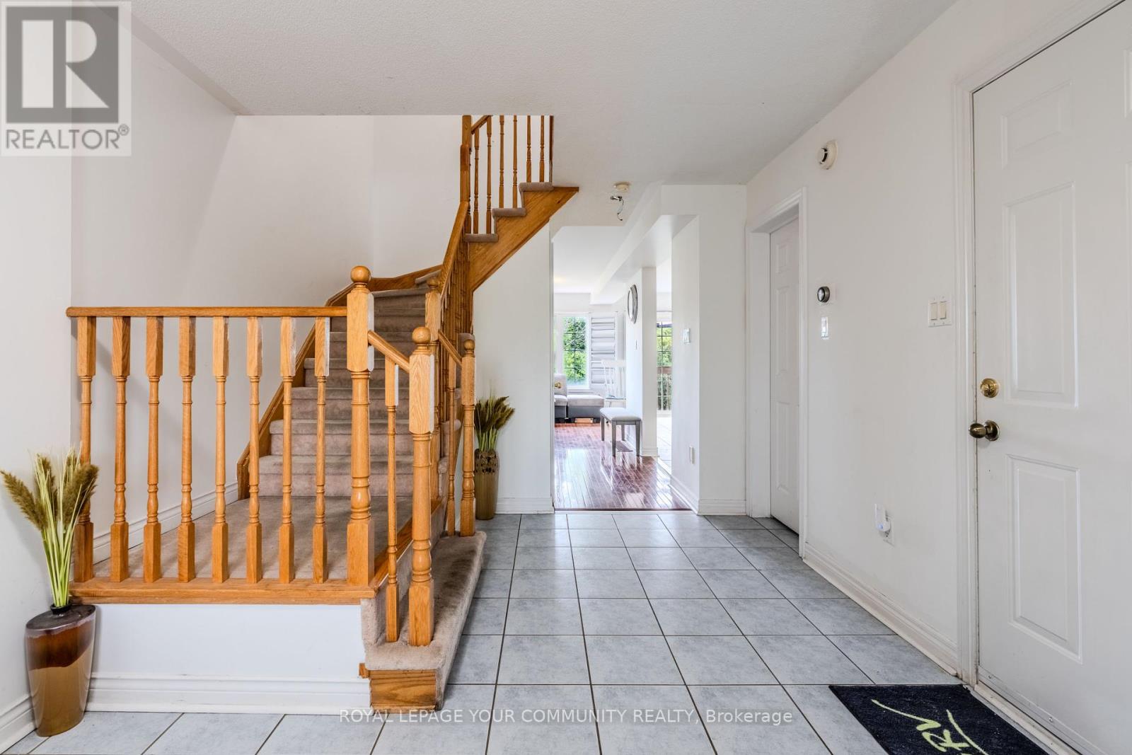 Photo 5 of 22 Panama Place, Brampton ON